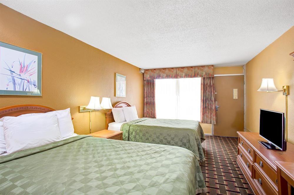 Days Inn & Suites By Wyndham Charleston Airport West Норт-Чарлстон Екстер'єр фото