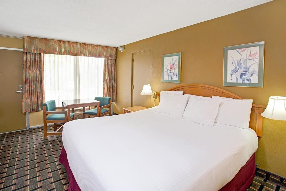 Days Inn & Suites By Wyndham Charleston Airport West Норт-Чарлстон Екстер'єр фото