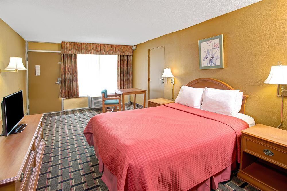 Days Inn & Suites By Wyndham Charleston Airport West Норт-Чарлстон Екстер'єр фото