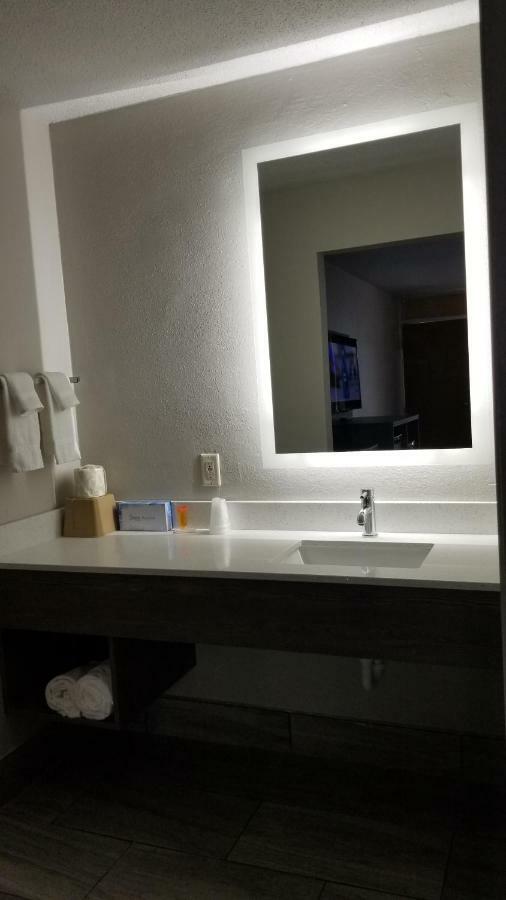 Days Inn & Suites By Wyndham Charleston Airport West Норт-Чарлстон Екстер'єр фото